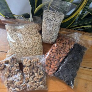 Almendras, Uvas Pasas, Semillas de Girasol, Nuez de Nogal, y Avena en Hojuelas
