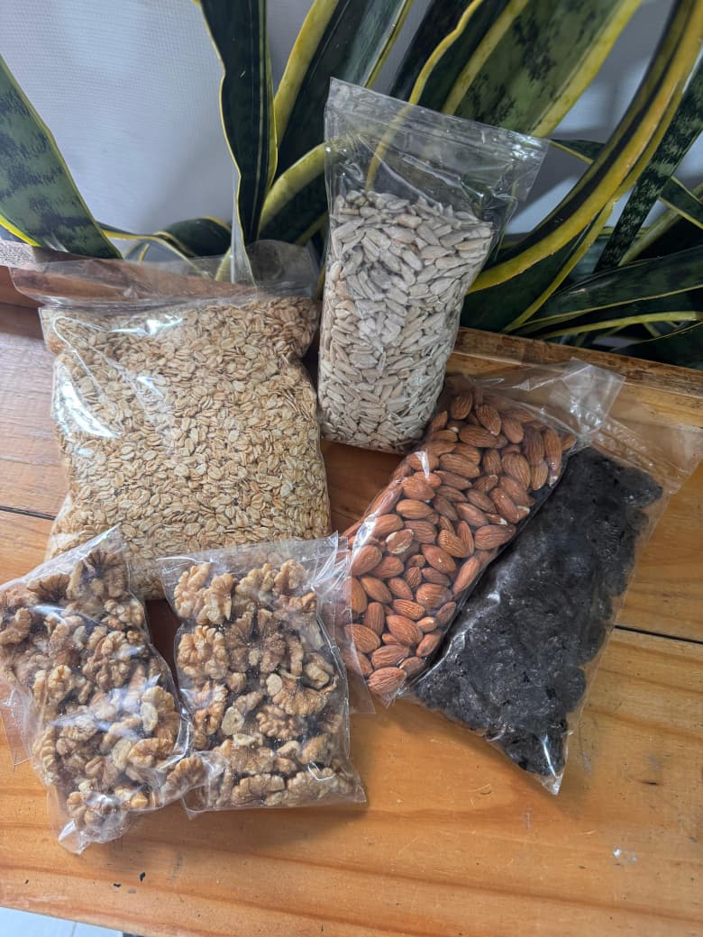 Almendras, Uvas Pasas, Semillas de Girasol, Nuez de Nogal, y Avena en Hojuelas